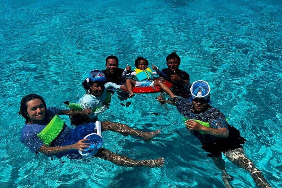 un gruppo di persone sedute in acqua