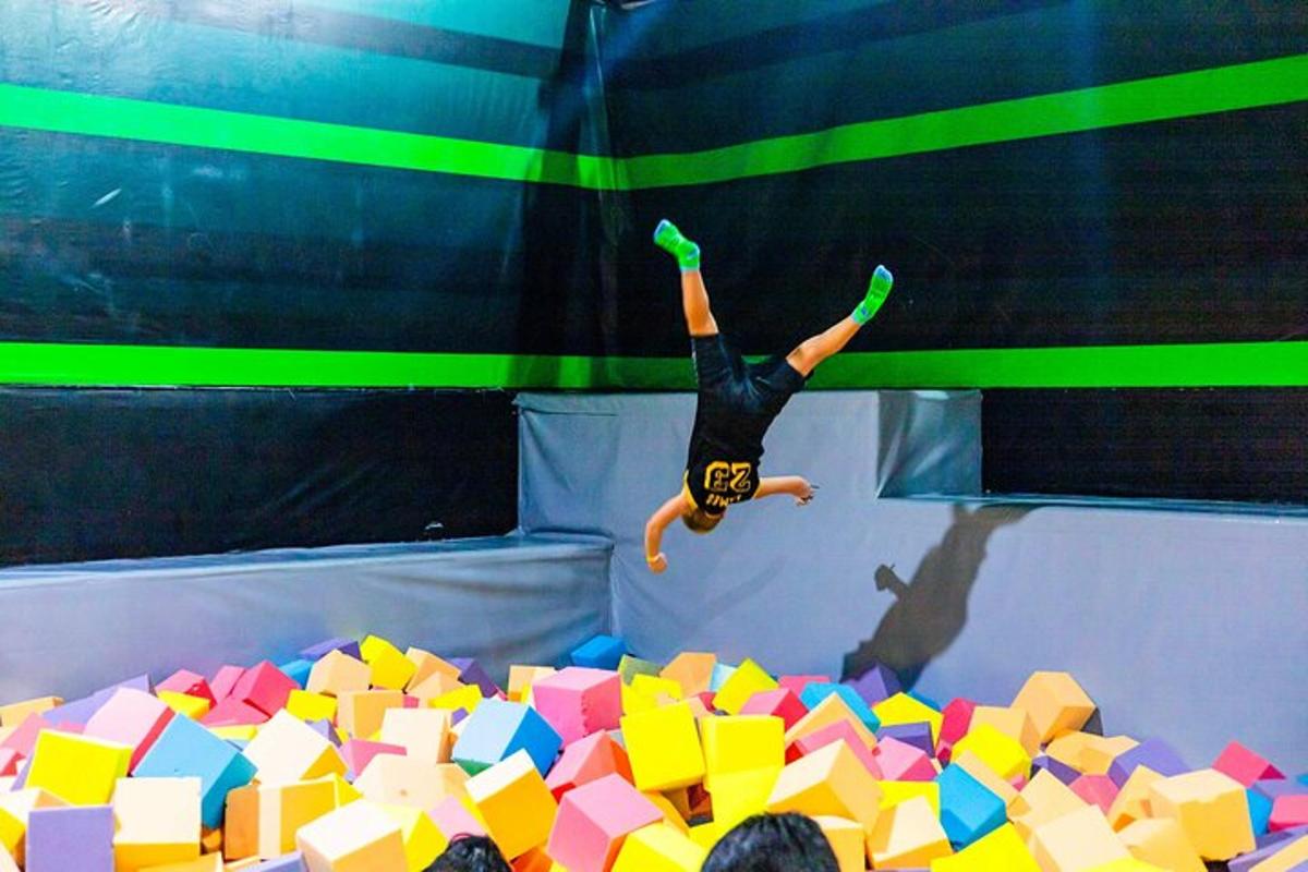 Muž skáče na trampolíně v posilovně