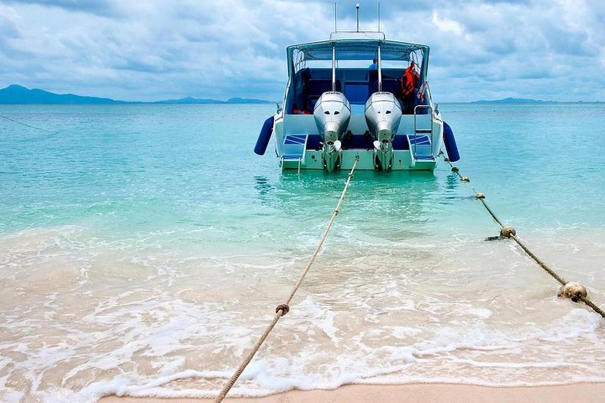 čoln v vodi na plaži