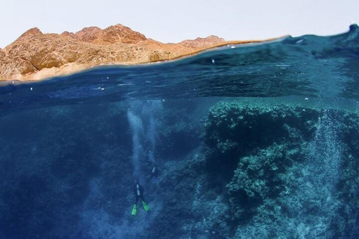 una persona en un kayak en medio del océano