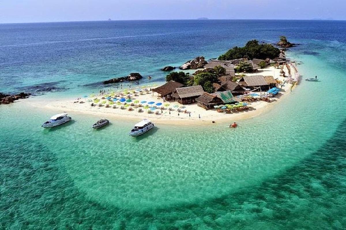 zračni pogled na otok v oceanu