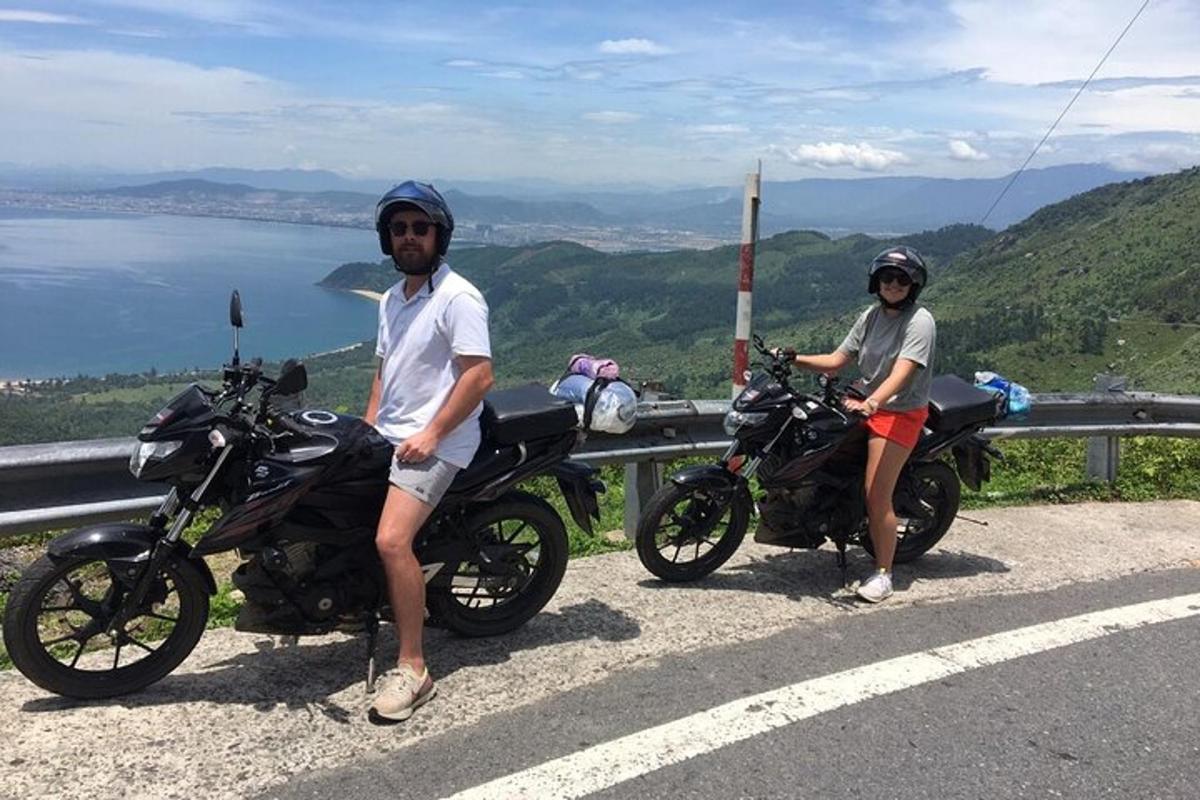 zwei Personen sitzen auf ihren Motorrädern am Straßenrand