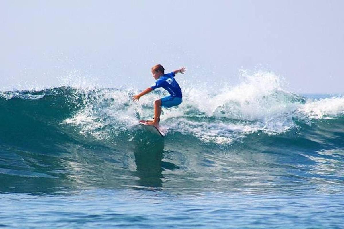 un uomo che cavalca un'onda su una tavola da surf nell'oceano