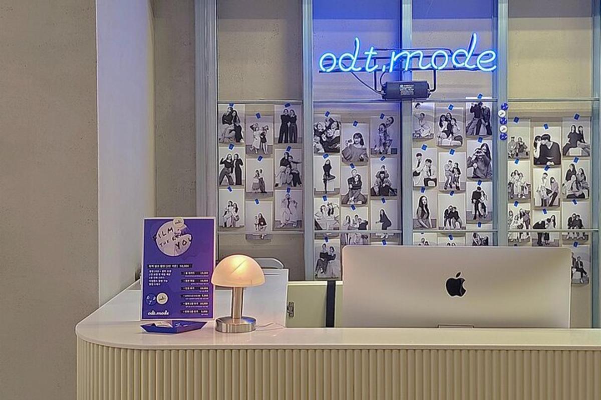 egy Apple bolt egy Apple laptoppal a pulton