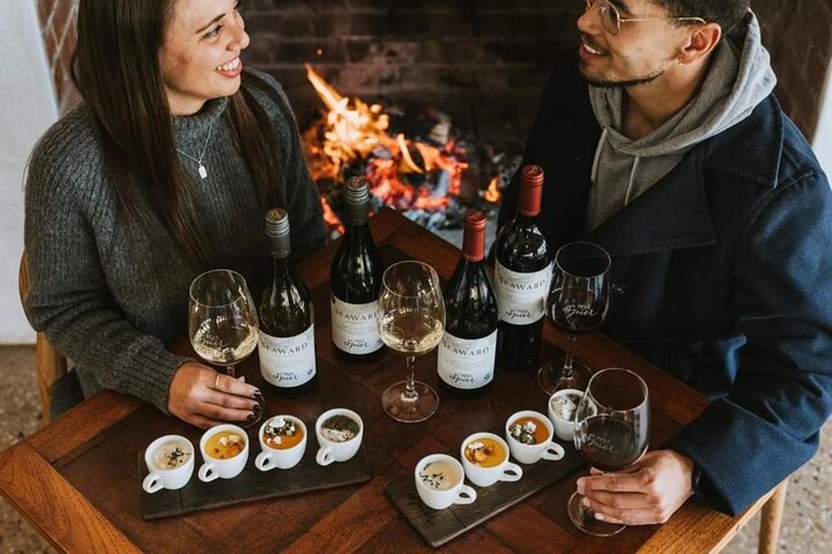 un uomo e una donna seduti a un tavolo con bicchieri di vino