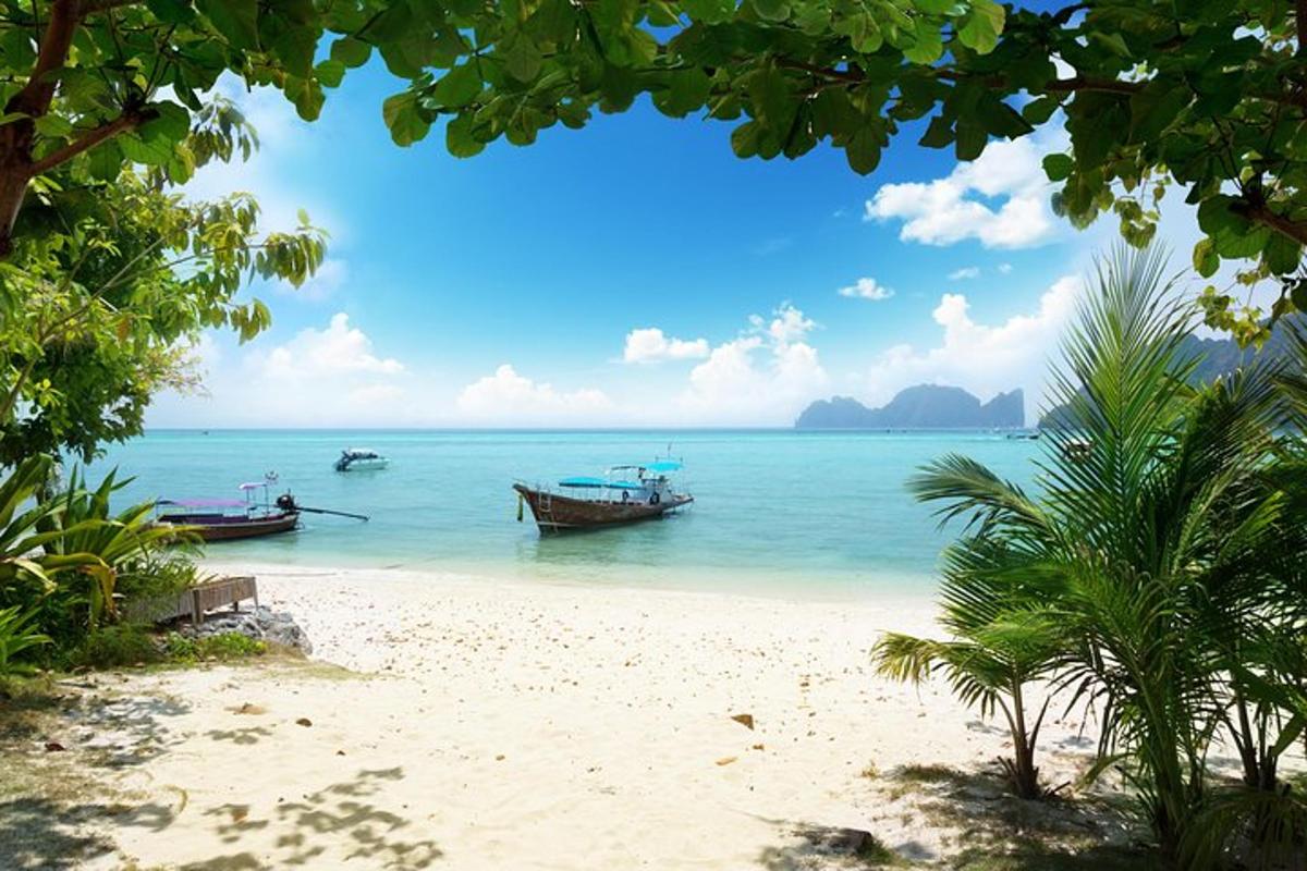 ein Strand mit zwei Booten im Wasser