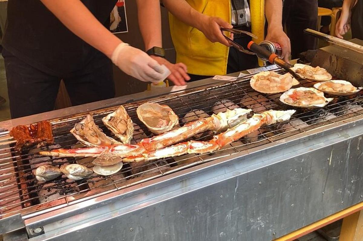 um grupo de pessoas cozinhando comida na grelha