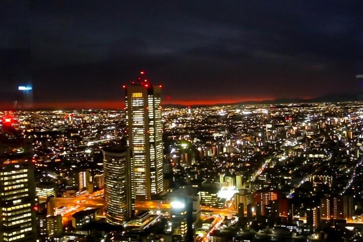 una vista di una città di notte con le luci