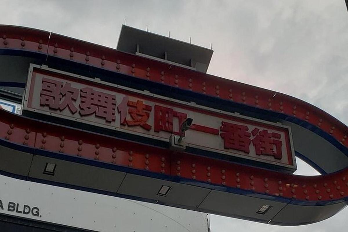 un panneau pour un restaurant de barbecue sur un bâtiment