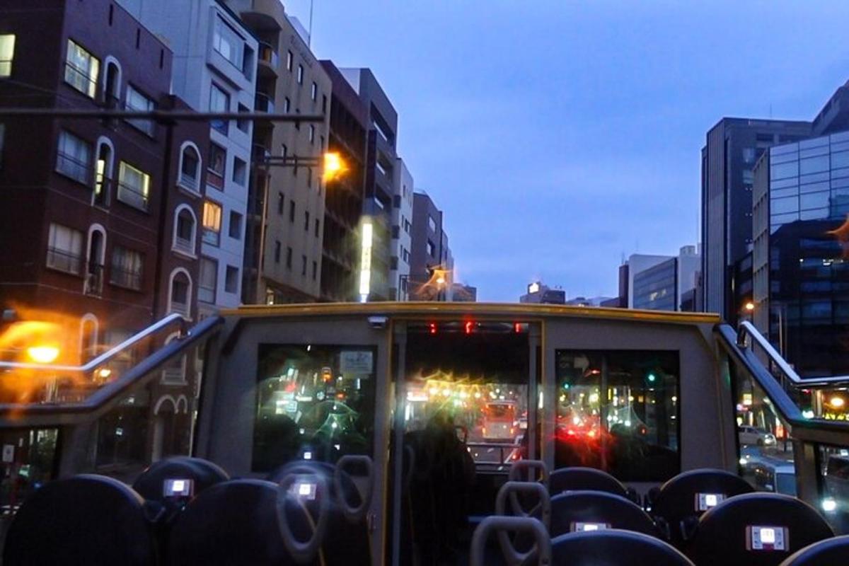 un autobus che percorre una strada cittadina di notte