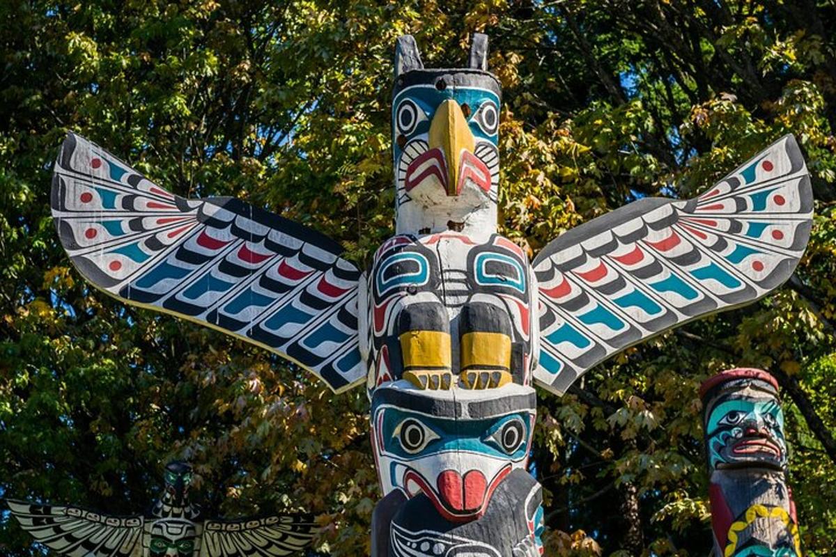 tiang totem dengan sayap di atasnya