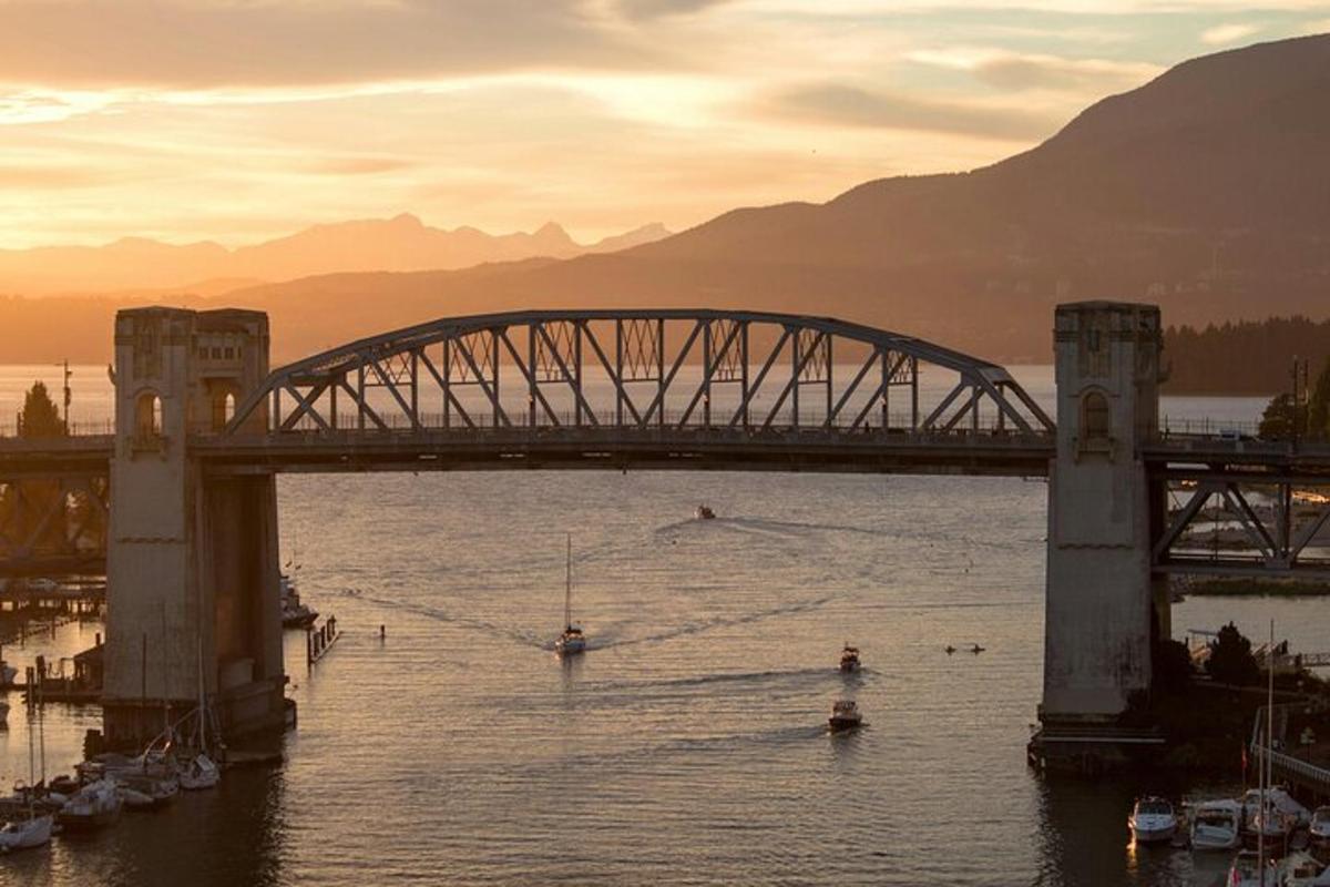 jembatan di atas perairan dengan perahu