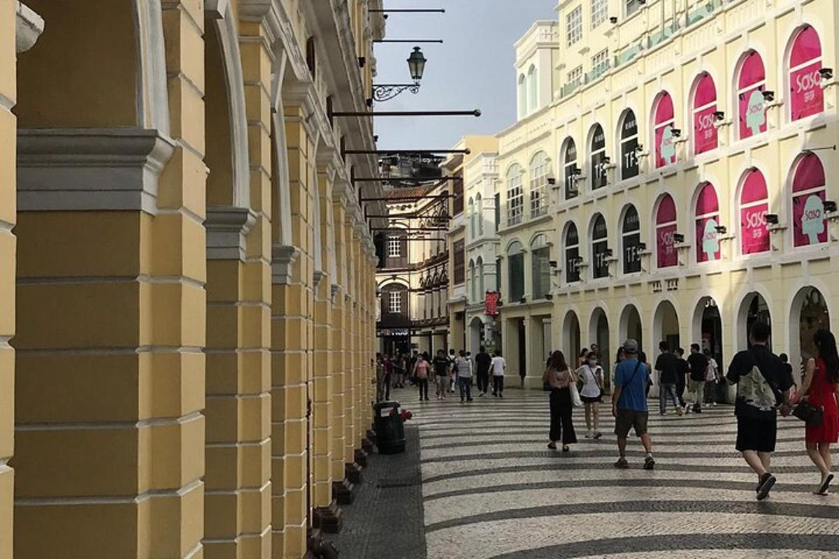 un gruppo di persone che camminano lungo una strada con edifici