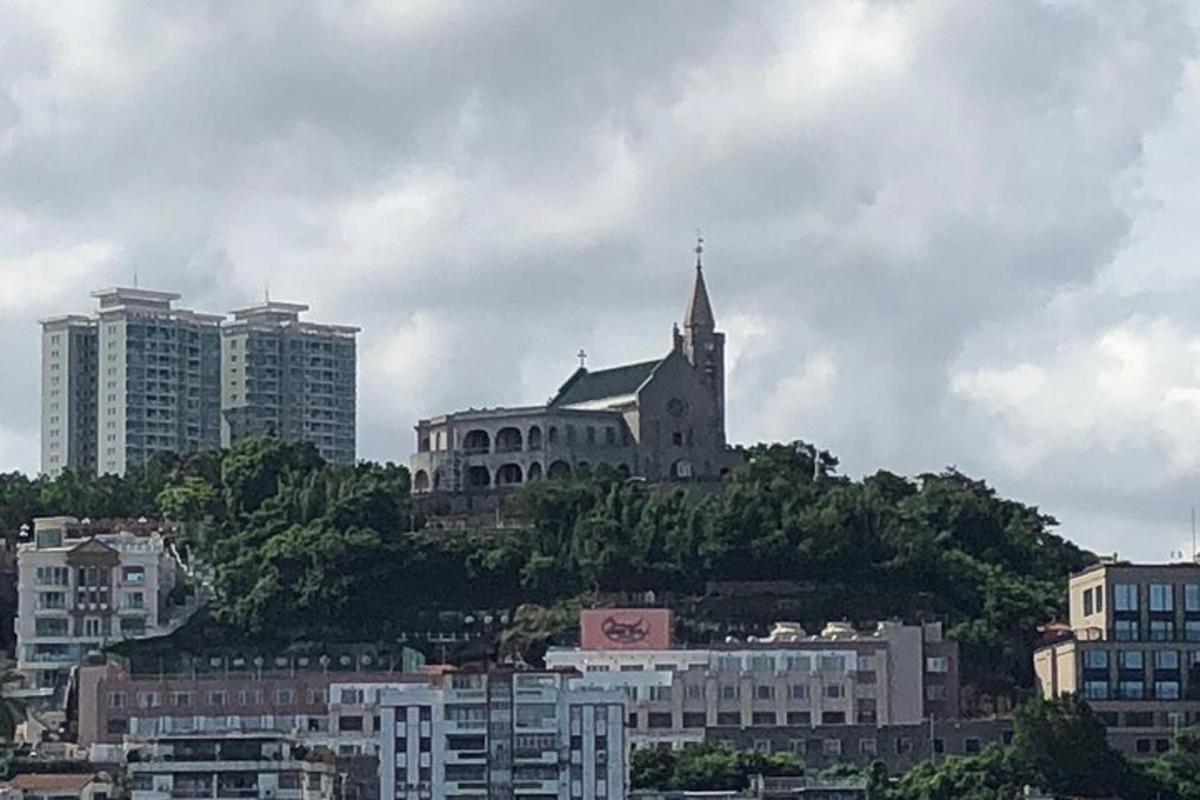 una chiesa in cima a una collina in una città