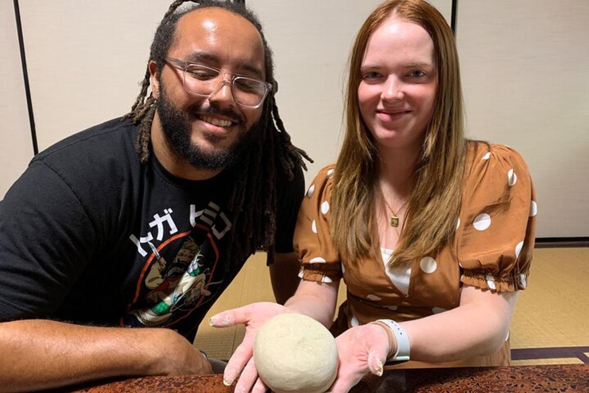 ein Mann und eine Frau posieren für ein Foto mit einem Ball