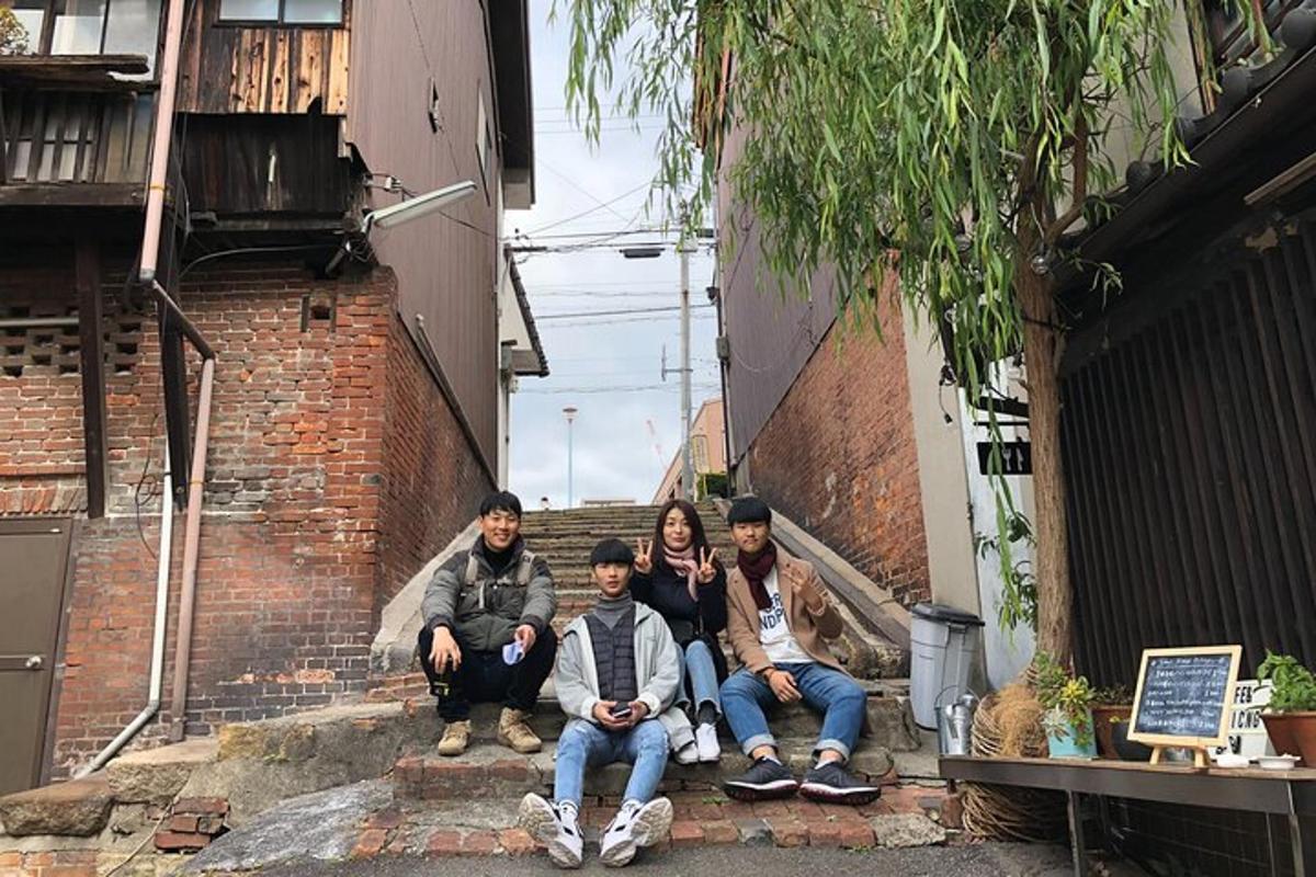 Un grupo de personas sentadas en las escaleras de un edificio.