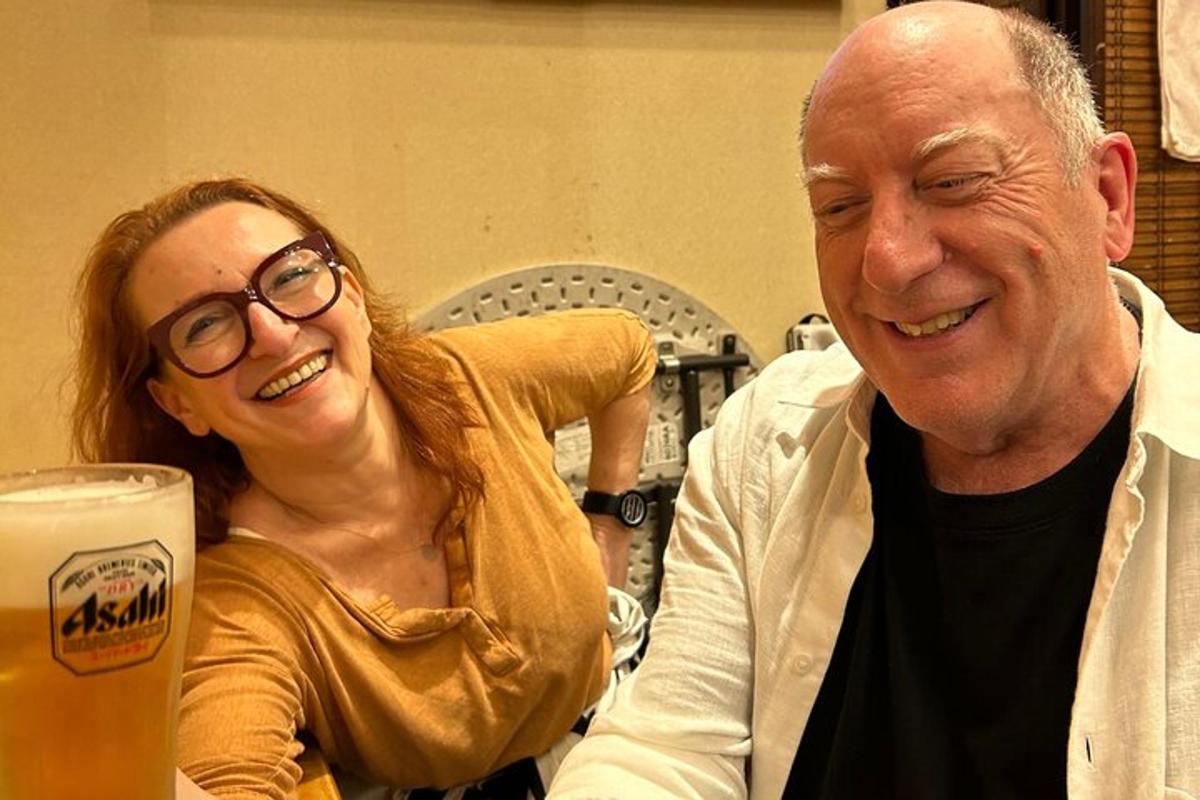 Egy férfi és egy nő ül egy asztalnál egy pohár sörrel