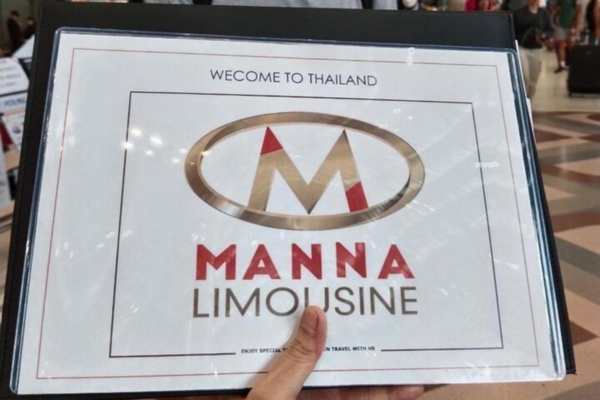 uma pessoa segurando uma placa que diz manana limine