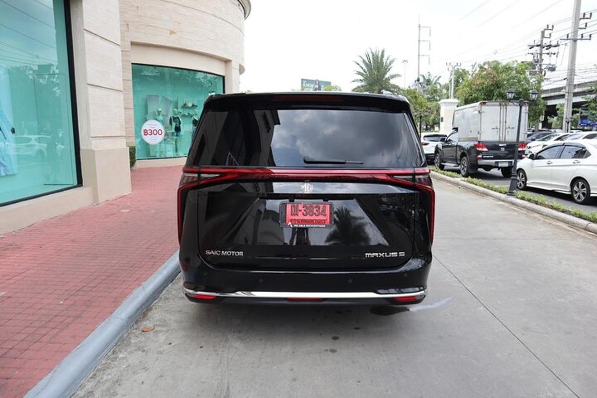 um pequeno carro preto estacionado na beira de uma rua