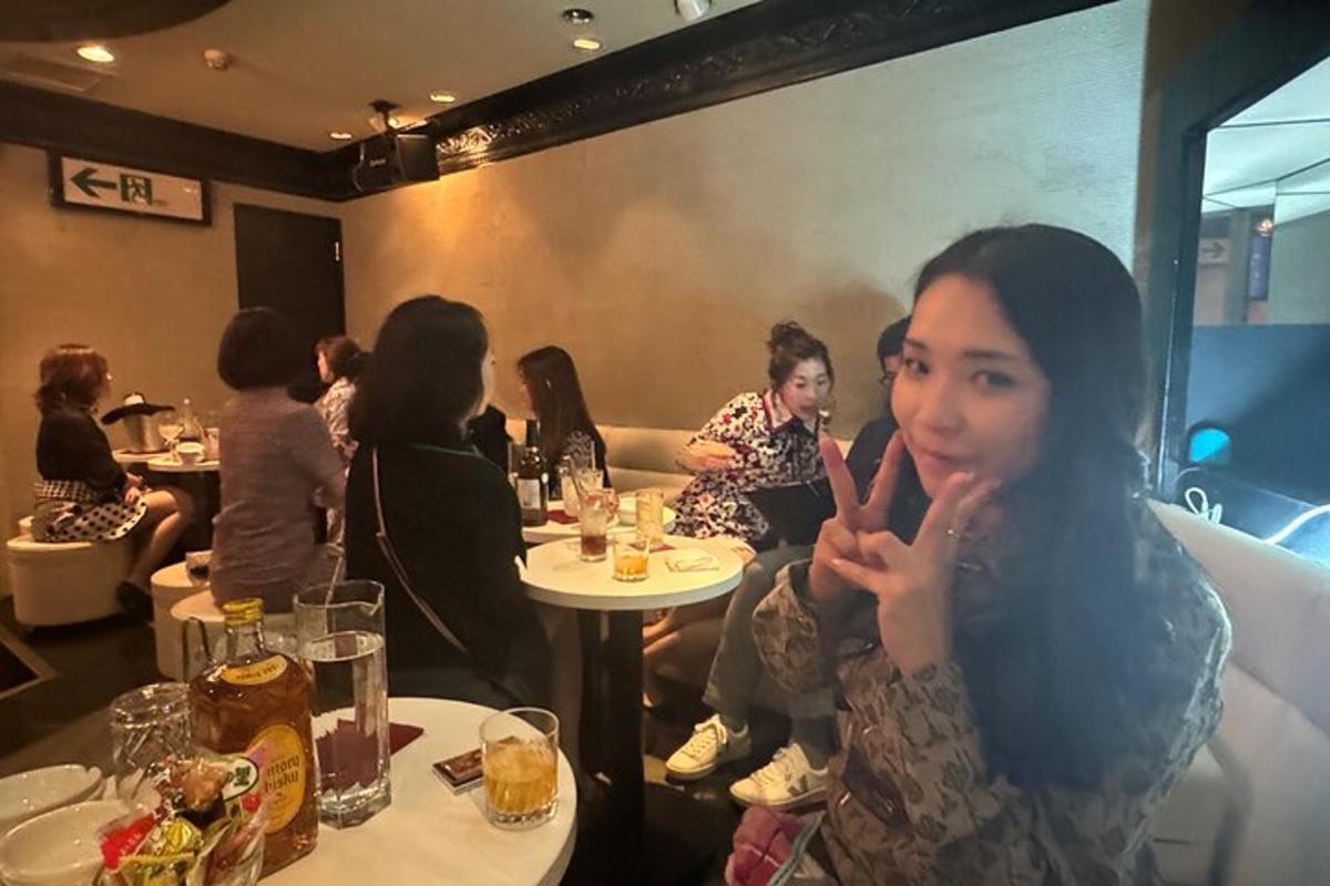 žena sedící u stolu v restauraci