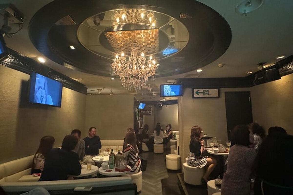 skupina lidí sedících u stolů v restauraci