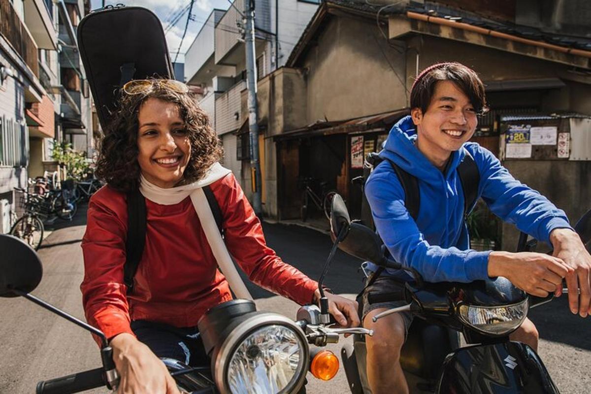 seorang lelaki dan seorang wanita yang menaiki motosikal