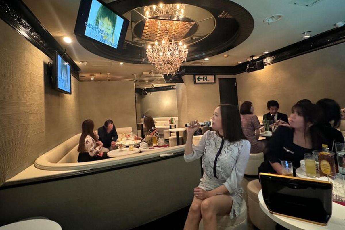 žena sedící u baru v restauraci