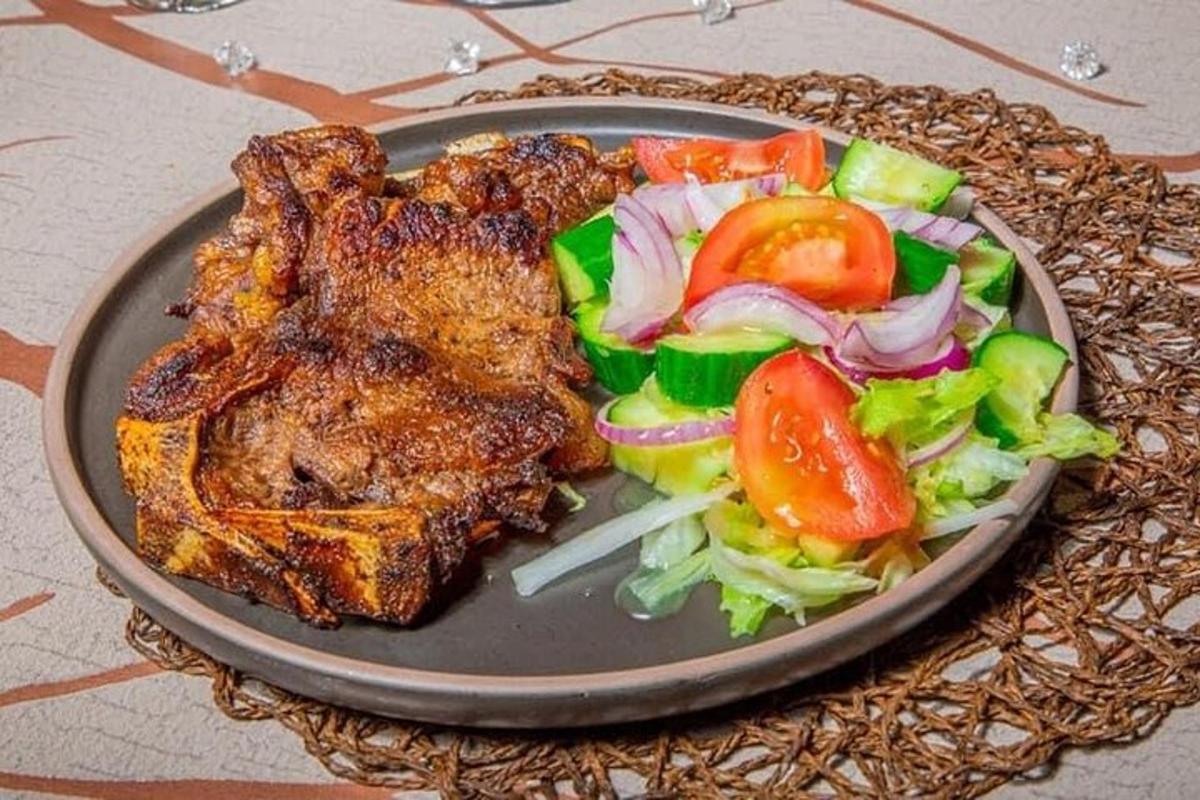 isang plato ng pagkain na may manok at salad sa mesa