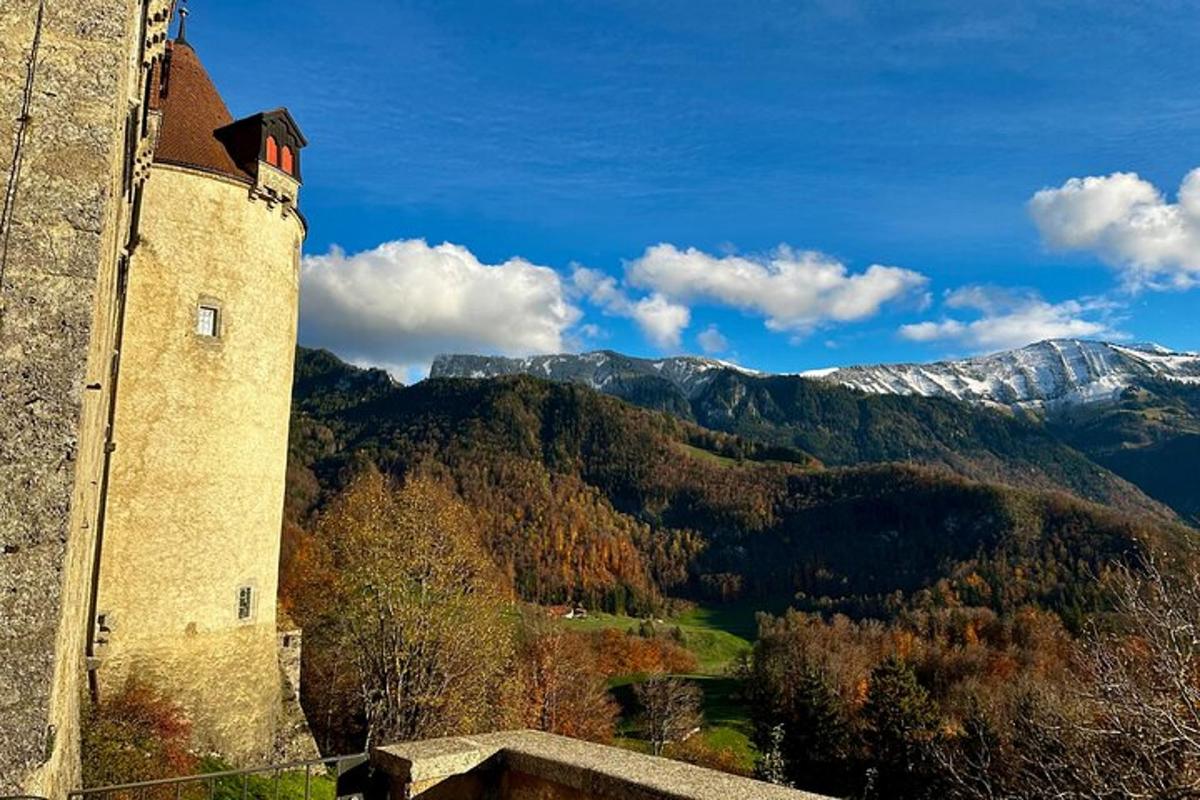 un edificio con vista a una montaña