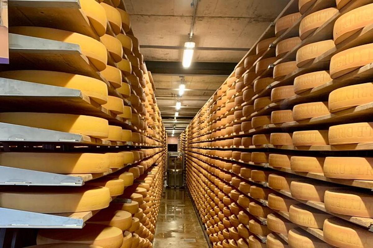 Una habitación llena de estanterías repletas de barriles de vino.