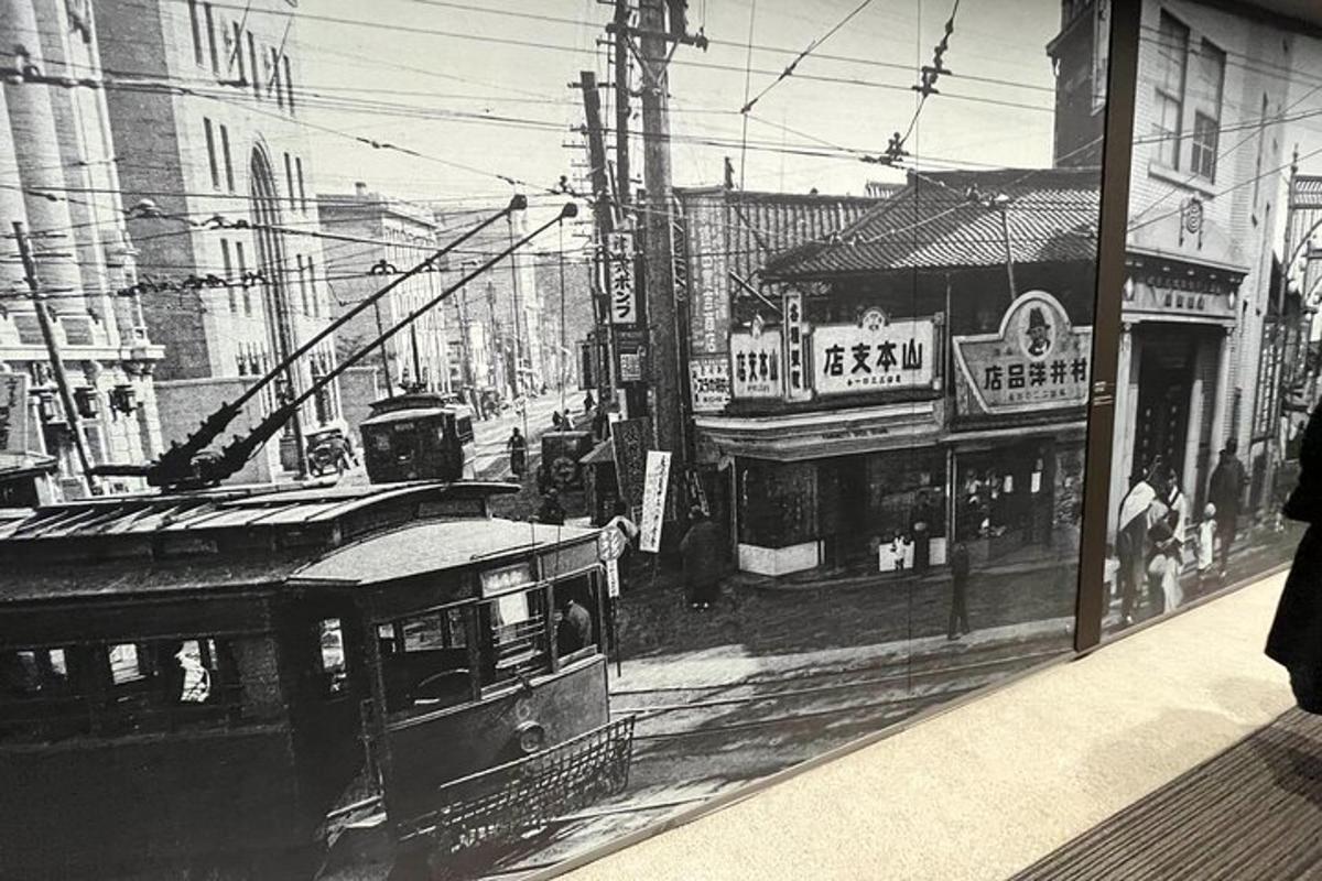 černobílá fotografie města s tramvají