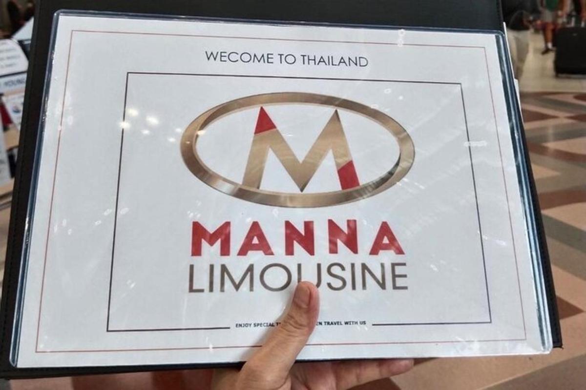 einstaklingur sem heldur á skilti sem á stendur „manana limine“