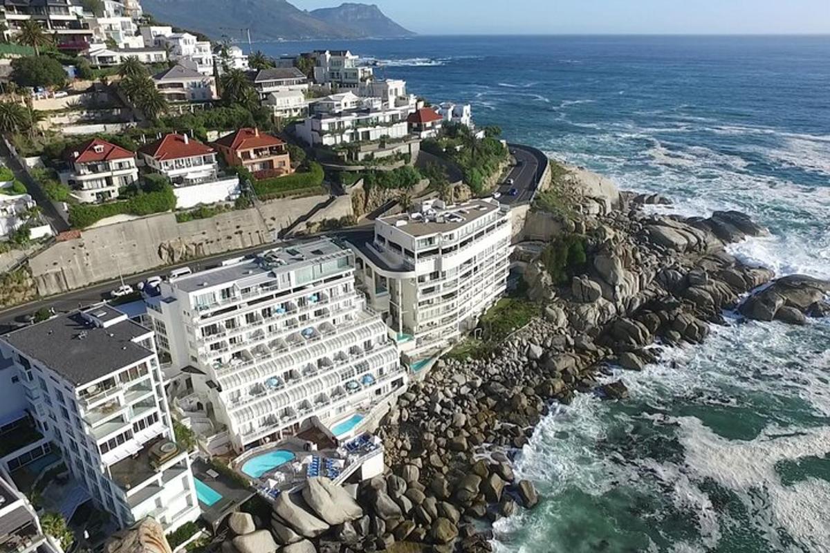 zračni pogled na letovišče v bližini oceana