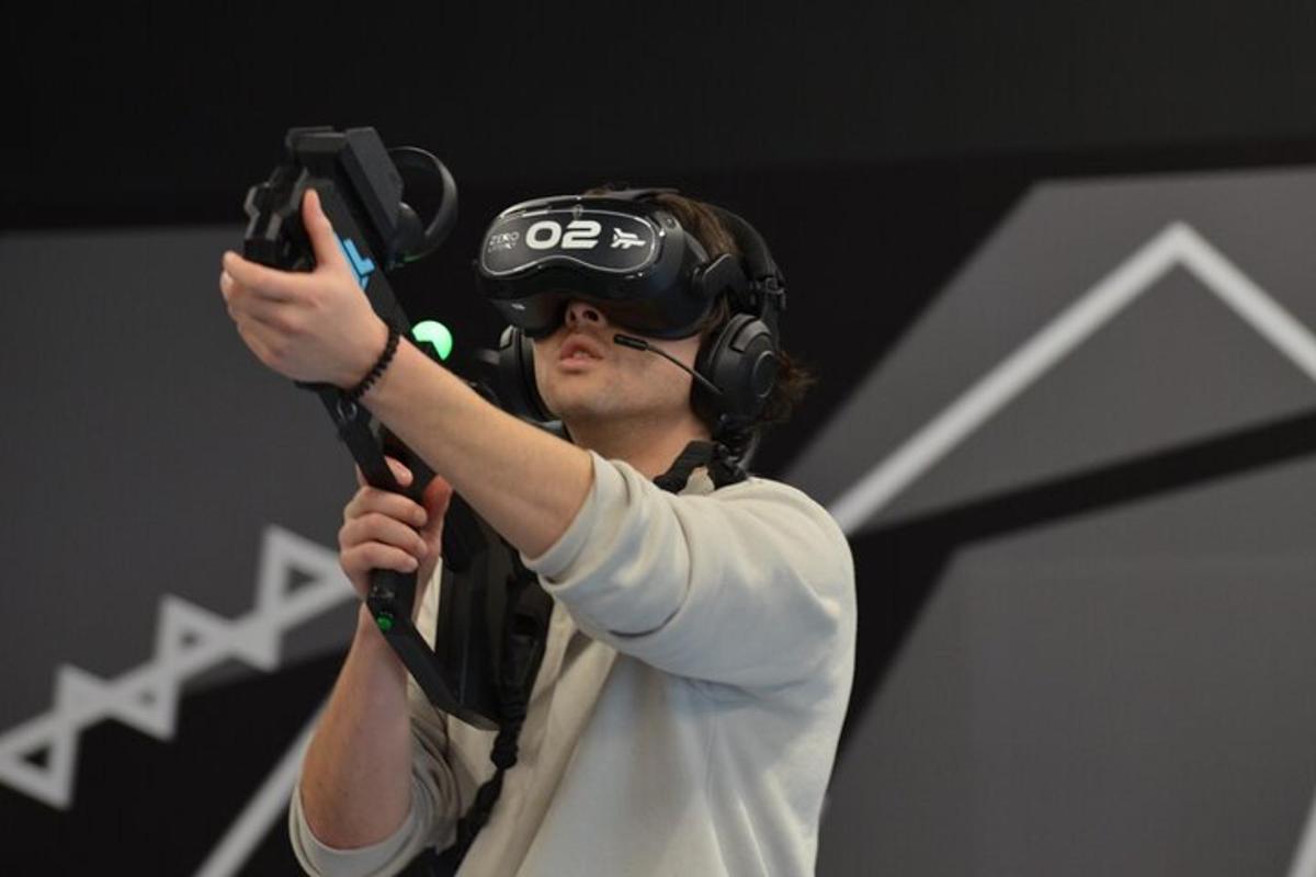 un home que porta unes ulleres de realitat virtual i que sosté un bat