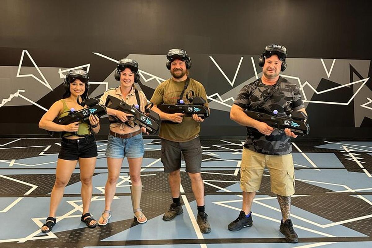 Un grupo de personas de pie en un escenario con armas
