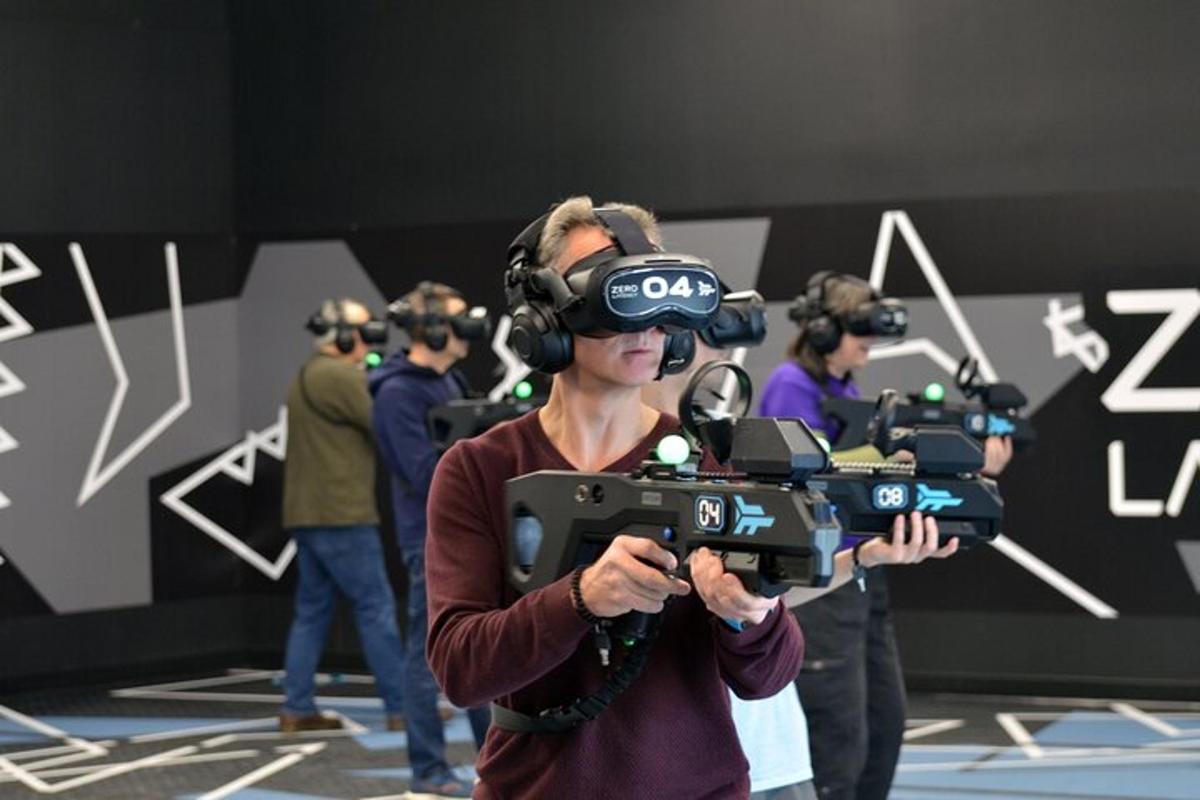Una mujer sostiene una cámara de vídeo mientras usa gafas de realidad virtual.