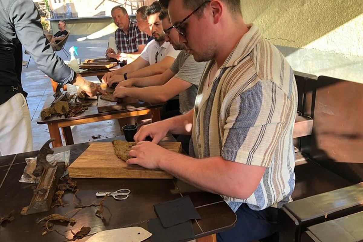 hópur manna sem vinna að málmstykki