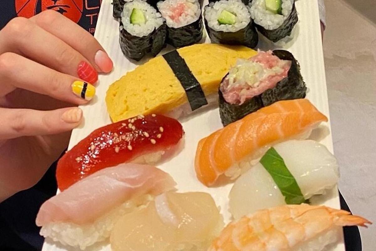 egy sushival teli tálca az asztalon