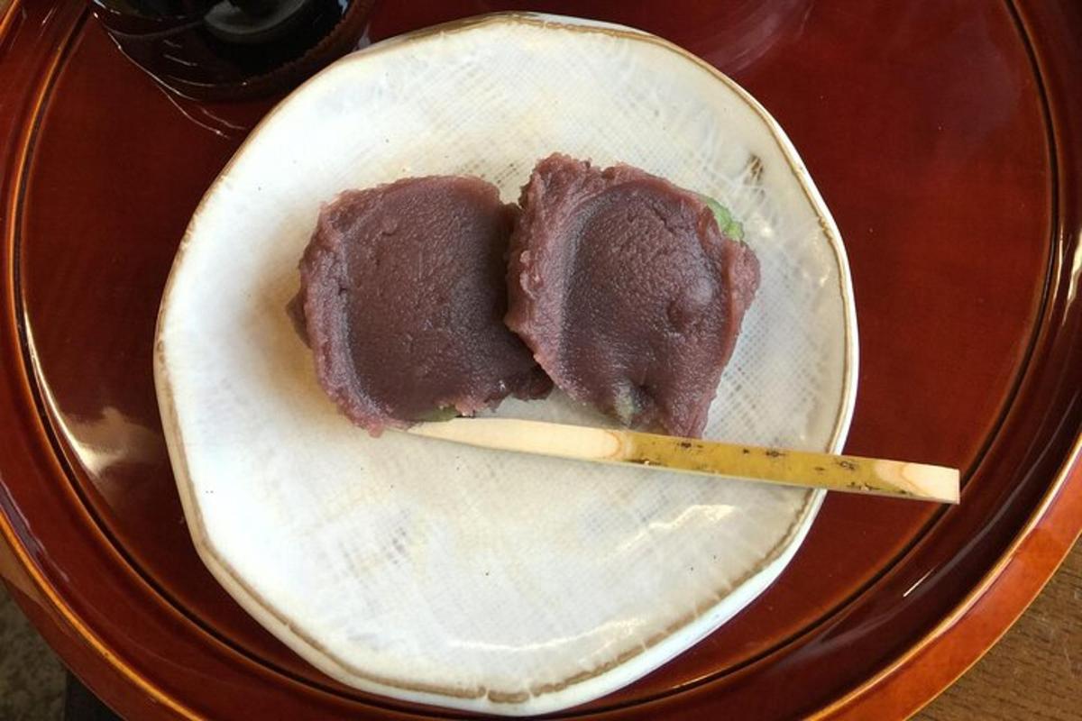 pinggan dengan sekeping daging di atas sudu kayu