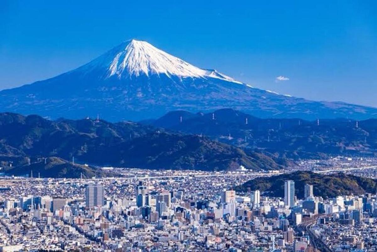 uma vista de uma cidade com uma montanha ao fundo