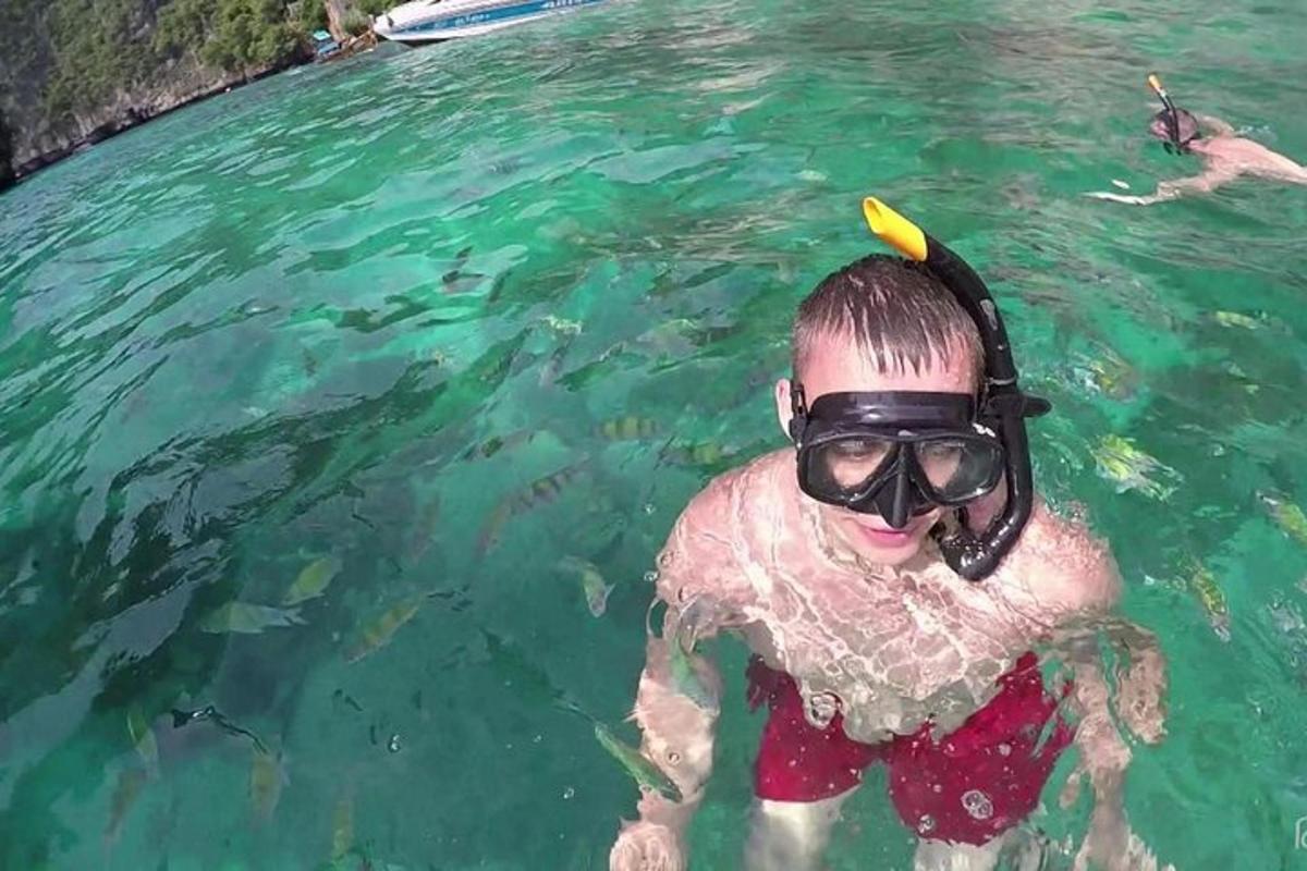 maður í vatninu með snorkel