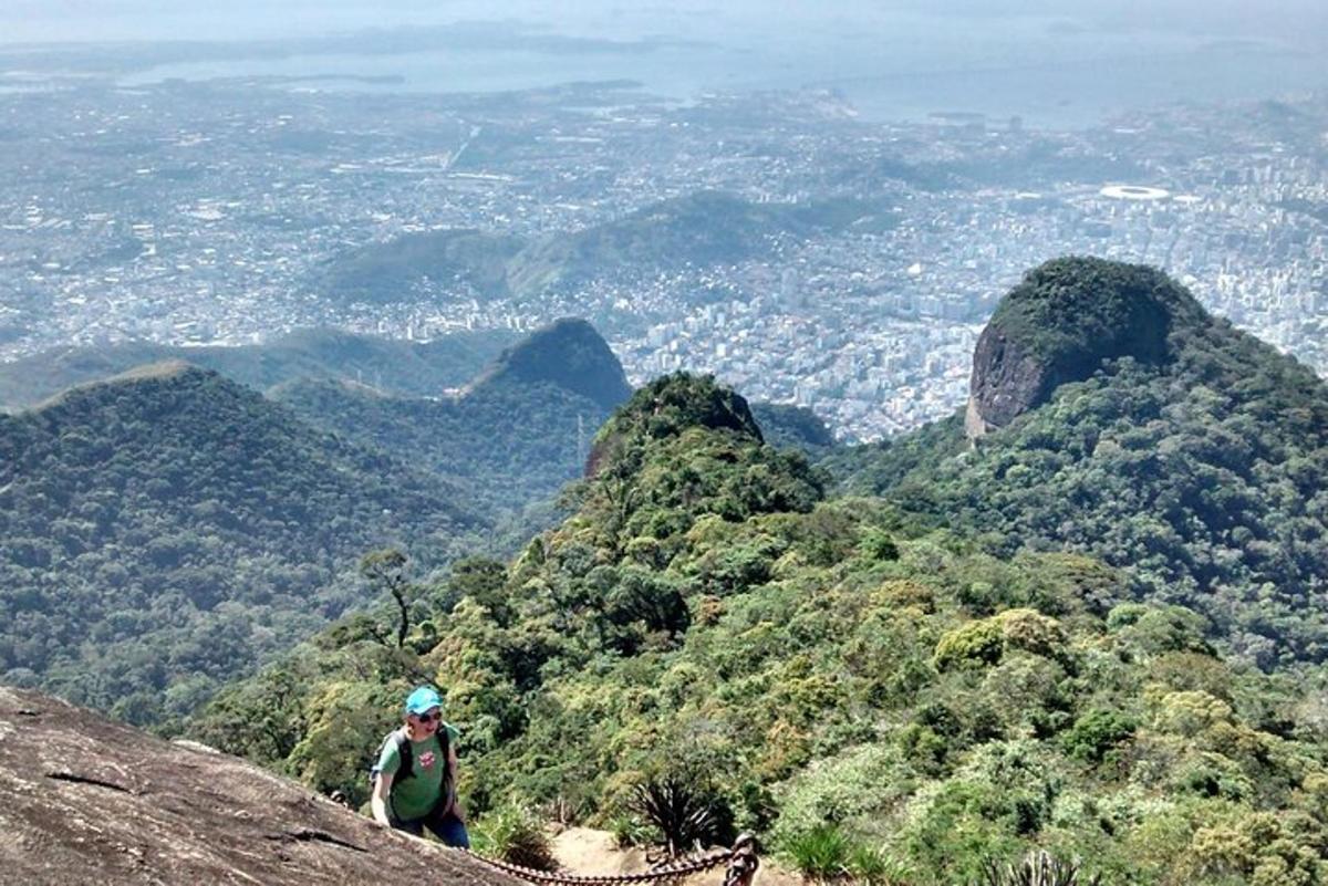 una persona in piedi sulla cima di una montagna