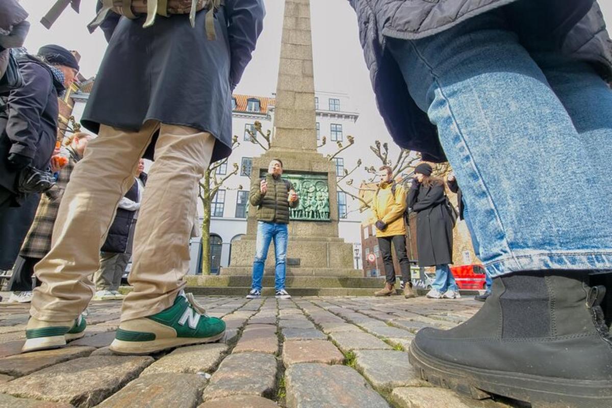 skupina lidí stojící před památníkem
