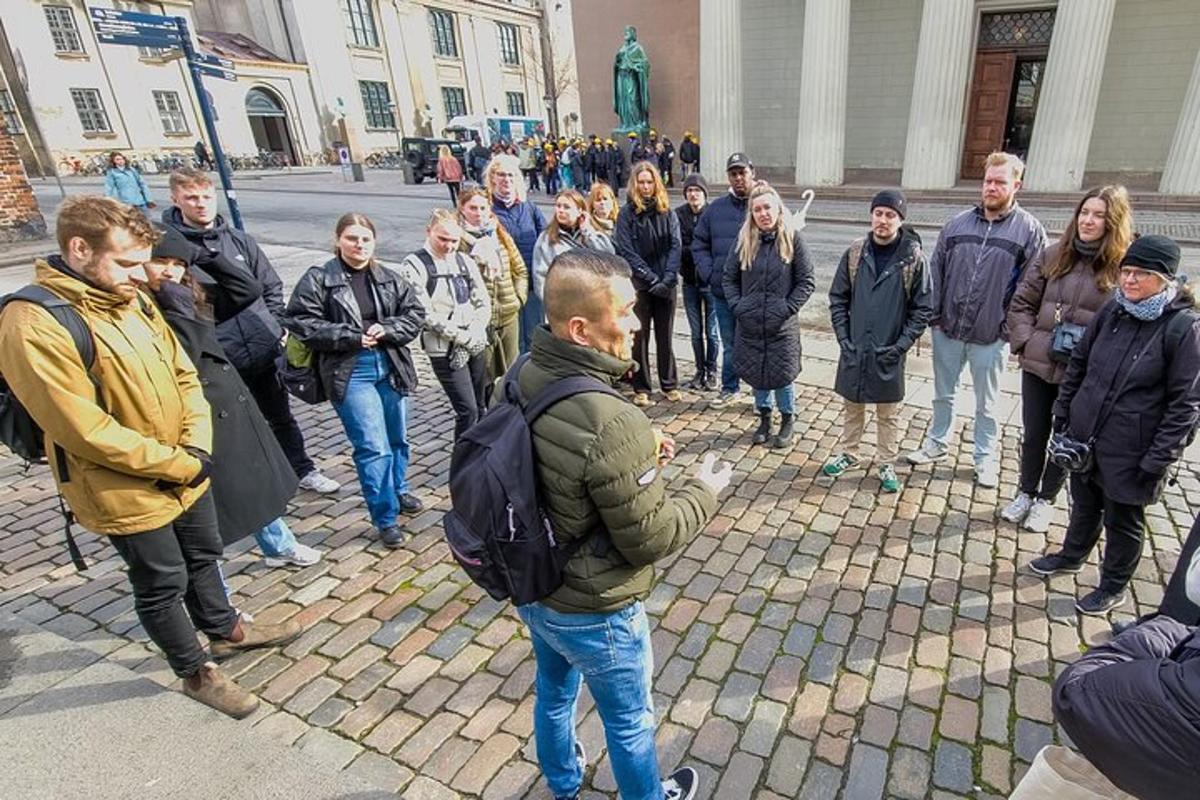 skupina lidí stojících před budovou
