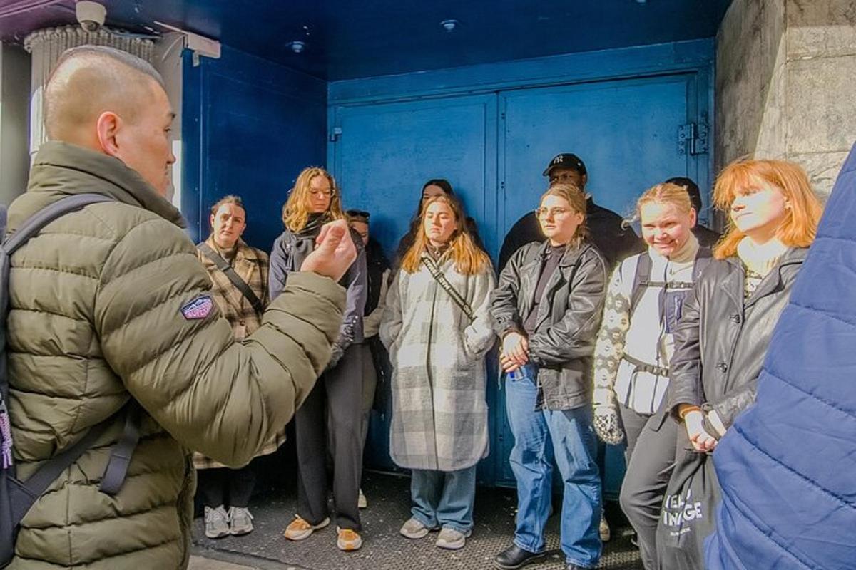 muž fotografující skupinu lidí