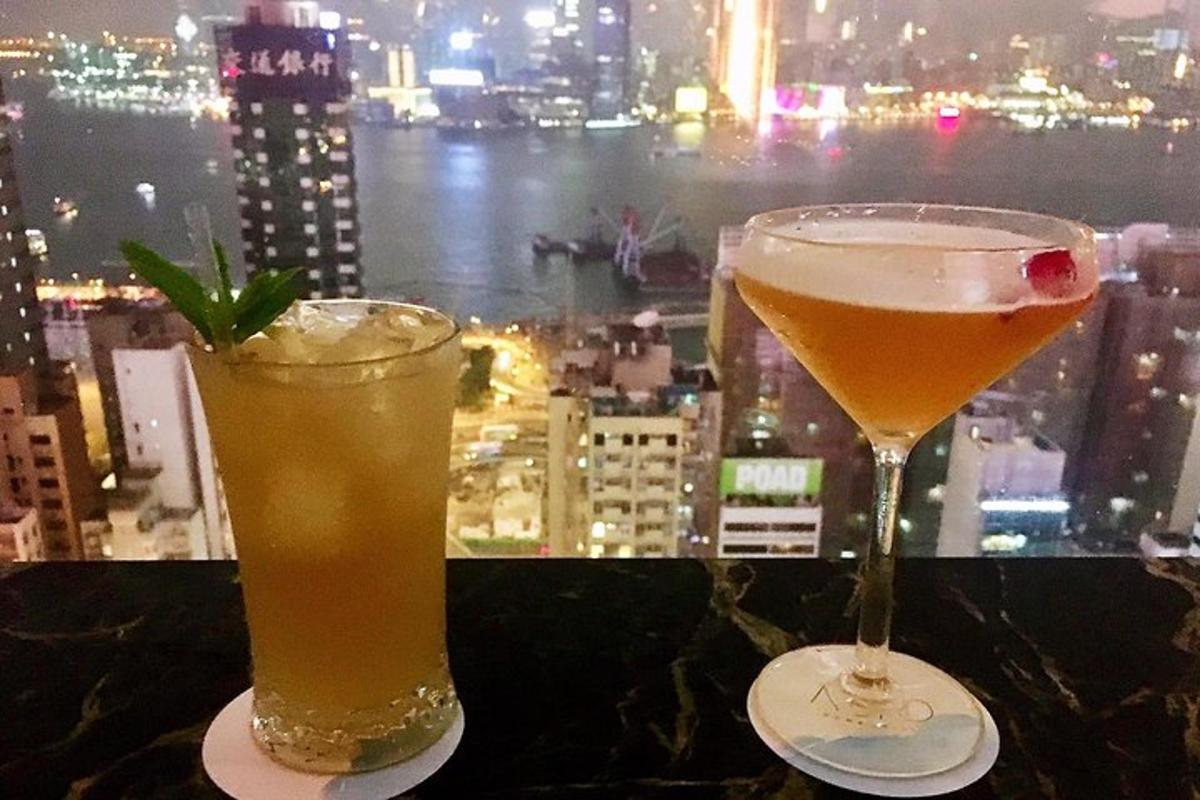 dalawang cocktail na nakaupo sa isang mesa sa harap ng isang bintana