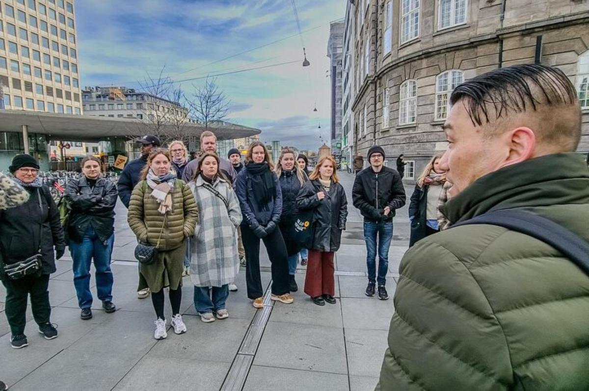 skupina lidí stojících na městské ulici
