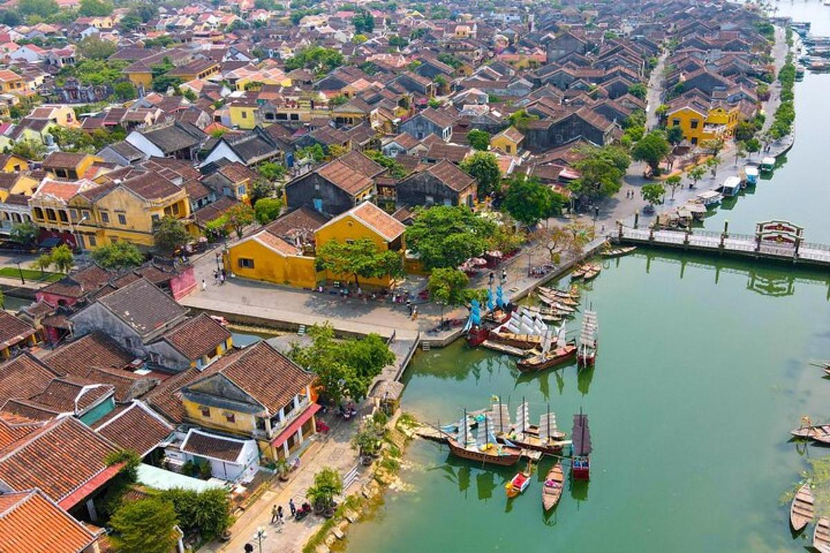 pemandangan udara bandar di sebelah sungai