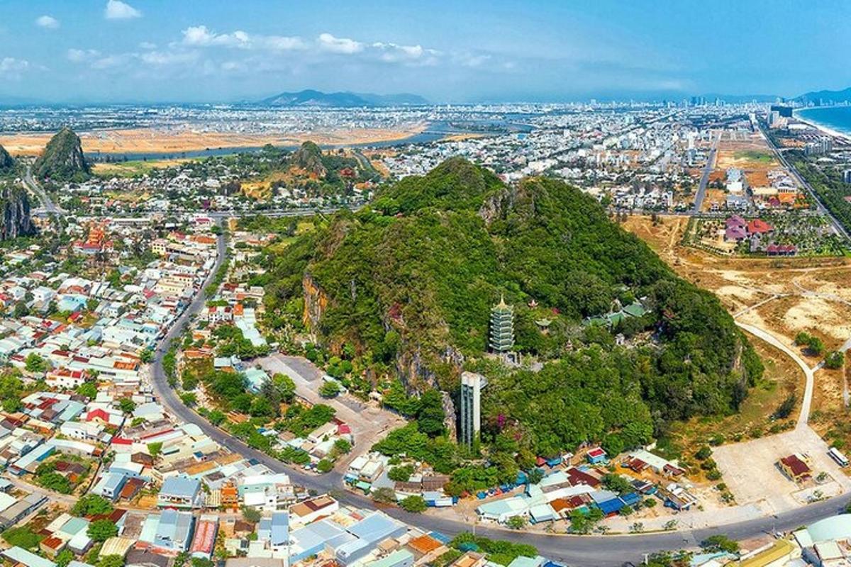 pemandangan udara bandar dengan gunung