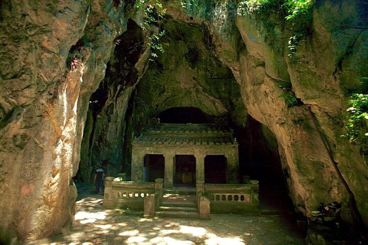 sebuah gua dengan kuil di tengah-tengah gunung